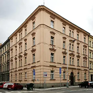 https://luxury-center-apt-charles-bridge-walking-distance.praguehotelsweb.com